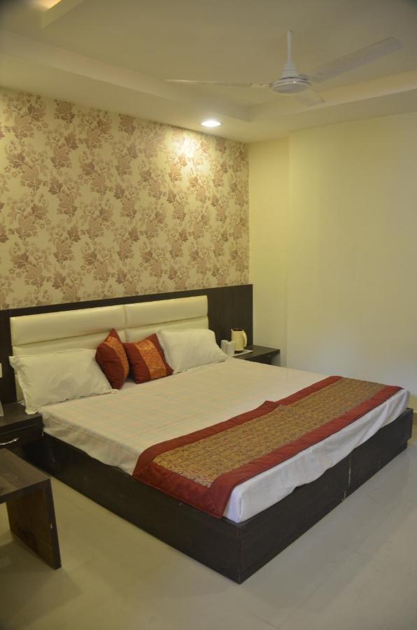 Hotel Krishna Galaxy Kānpur Exterior foto